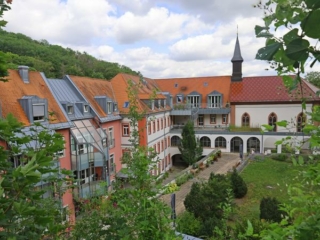 Außenansicht des Pflegeheims Antoniushaus mit den grünen Außenanlagen.