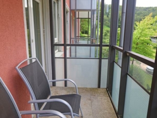 Blick ins Grüne: Balkon mit Stühlen im Alten- und Pflegeheim Antoniushaus in Würzburg.