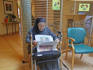 Schwester liest Zeitung im Altenheim Antoniushaus.