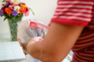 Im Alten- und Pflegeheim Antoniushaus ist noch Zeit, die Haare von Bewohnerinnen in Ruhe zu kämmen.