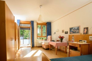 Einzelzimmer mit Balkon im Pflegeheim Antoniushaus