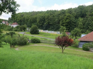 Streuobstwiesen hinter dem Antoniushaus mit Blick auf die Hettstadter Steige.