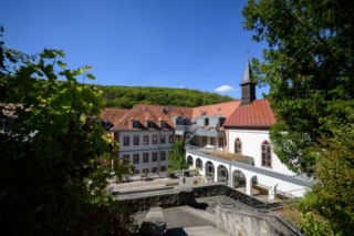 Alten- und Pflegeheim Antoniushaus von außen mit Kirchturm rechts im Bild.