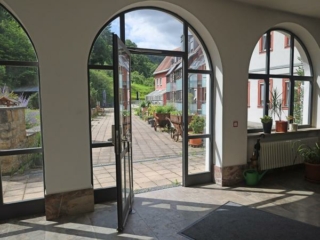 Blick auf die Terrasse des Alten- und Pflegeheims Antoniushaus in Würzburg