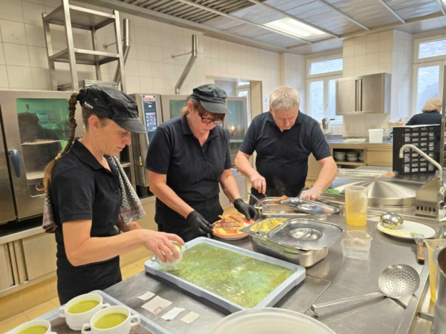 Teamarbeit wird großgeschrieben in der Küche und beim Anrichten der Speisen.