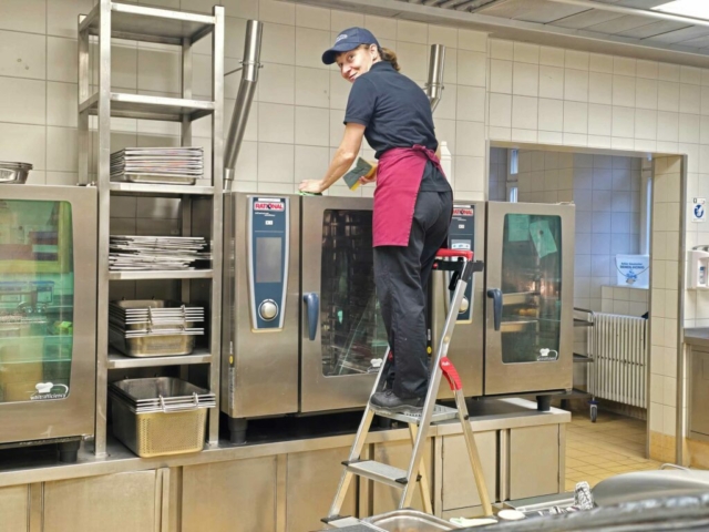Hygiene in der Großküche hat oberste Priorität im Kloster Oberzell, daher wird überall geputzt,, auch mit Hilfsmittel wie eine Leiter.