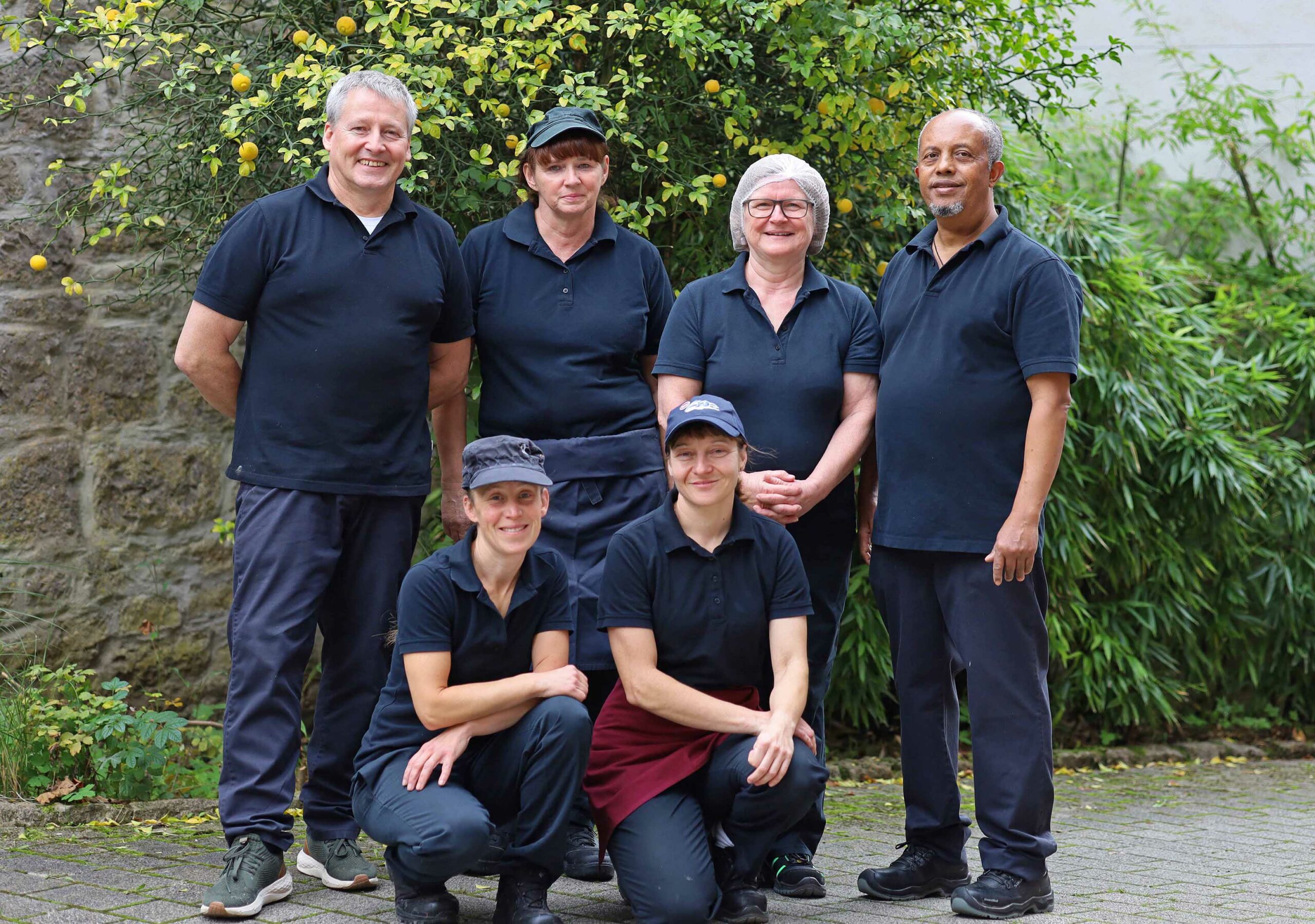 Gruppenfoto des Küchenteams, welches die familienfreundlichen Arbeitszeiten in der Gastronomie schätzt.