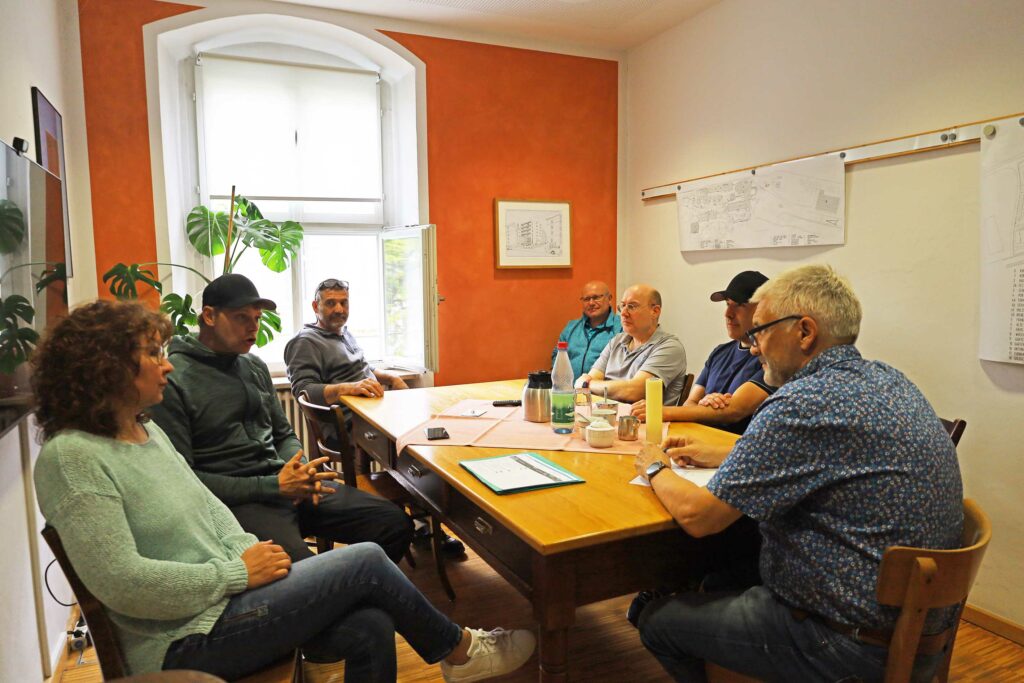 Teamsitzung im Besprechungsraum einmal die Woche.