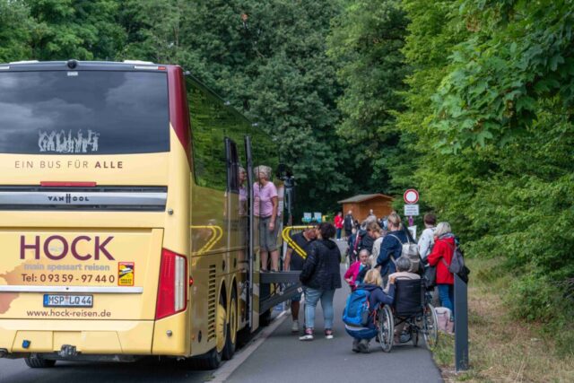 Nach und nach steigen die Ausflügler über einen Lift aus dem Reisebus.