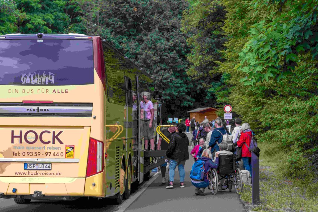 Reisebus, in den Bewohnerinnen und Helferinnen und Helfer des Antoniushaus einsteigen.