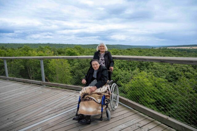Eine Schwester im Rollstuhl und ihre Begleiterin, hoch oben auf der obersten Etage des Turmes.