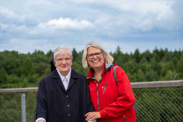 Eine Schwester und ihre Begleiterin.