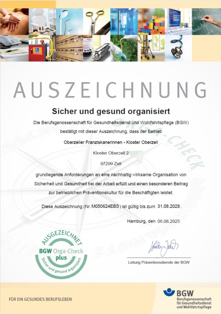 Urkunde zeigt die Auszeichnung der Berufsgenossenschaft für Gesundheitsdienst und Wohlfahrtspflege BGW im Rahmen des BGW Orga-Check plus, dass das Kloster Oberzell als Arbeitsgeber sicher und gesund organisiert ist.
