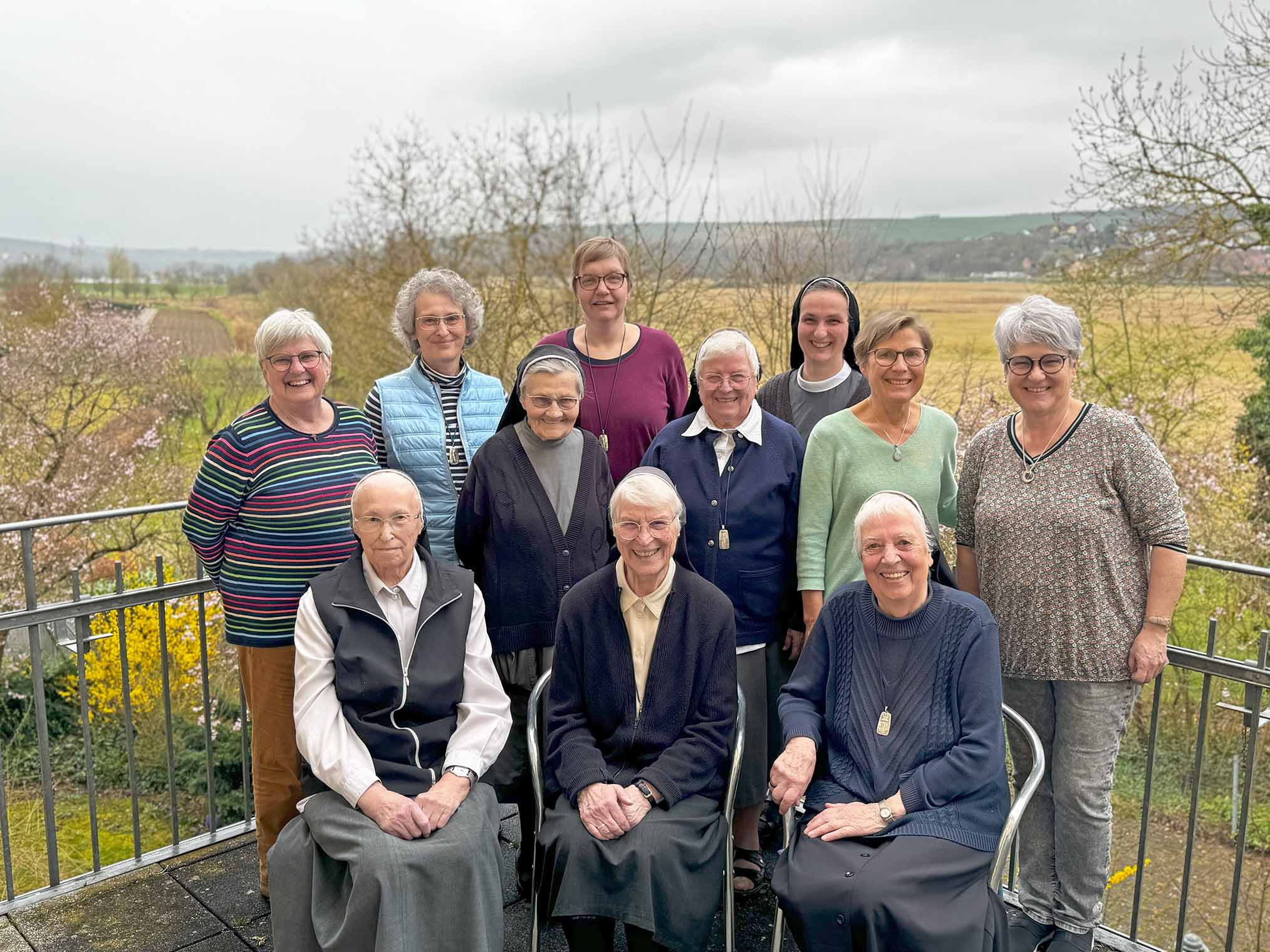 Gruppenfoto aller Schwestern und Mitarbeiterinnen im Konvent St. Ludwig.