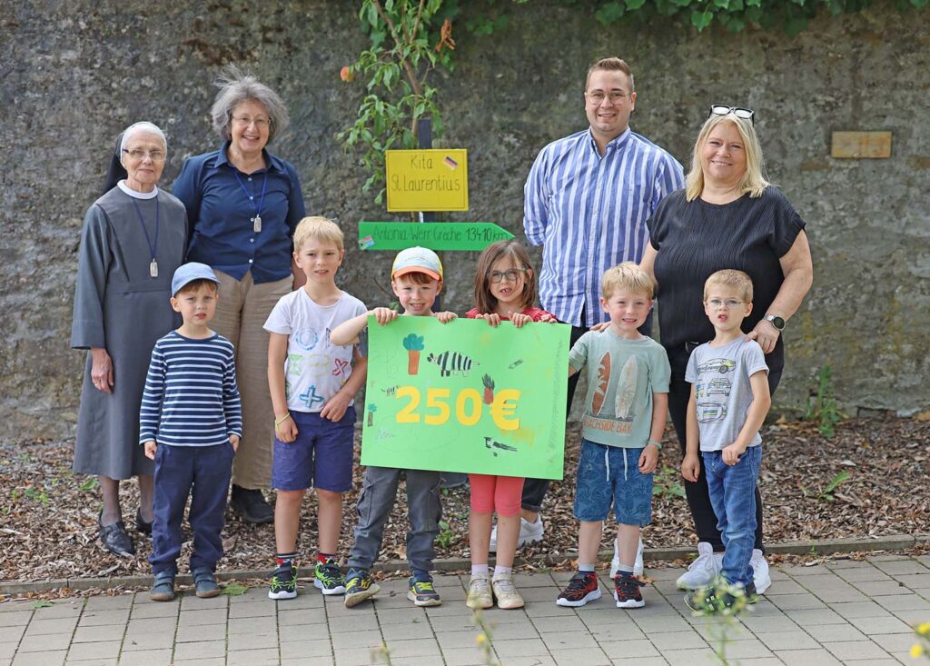 Kinder und Kindergartenleitung in Zell überreichen zwei Schwestern des Kloster Oberzells die gesammelten Spenden vom Pfarr- und Sommerfest für den Partner-Kindergarten in Südafrika.