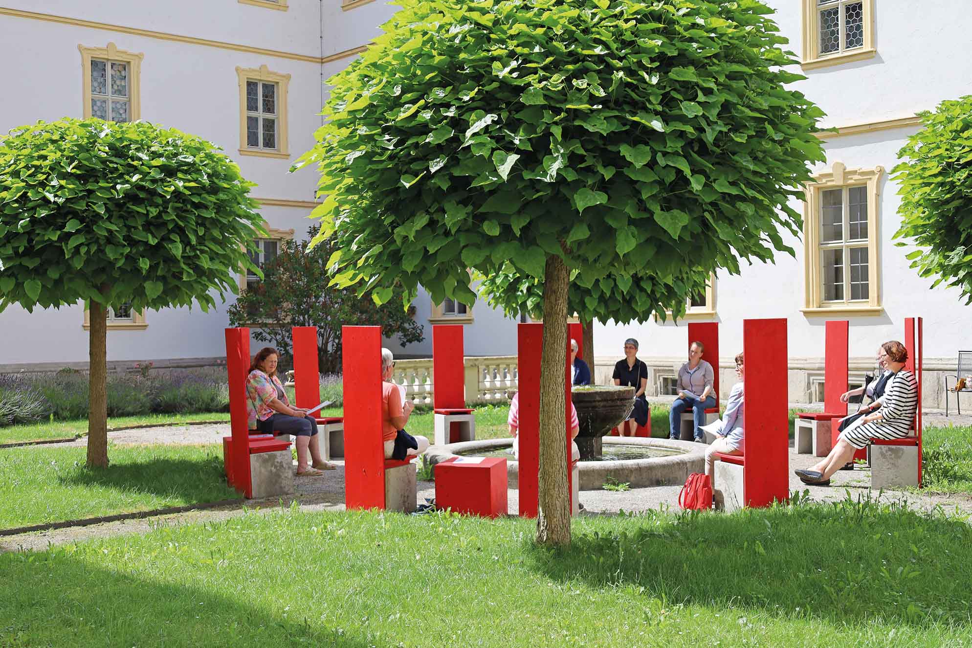 Der rote Stuhlkreis im Innenhof des Mutterhaus wird als Ort zur Meditation genutzt.