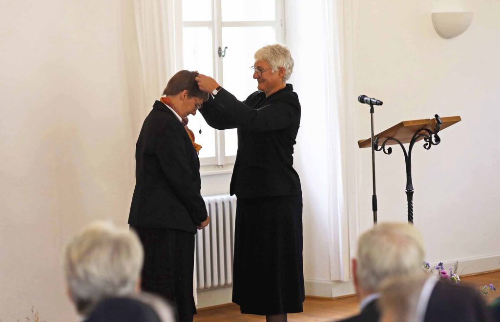 Sr. Katharina Ganz überreicht die Medaille der Gründerin an ihre Nachfolgerin im Amt, Sr. Juliana Seelmann.