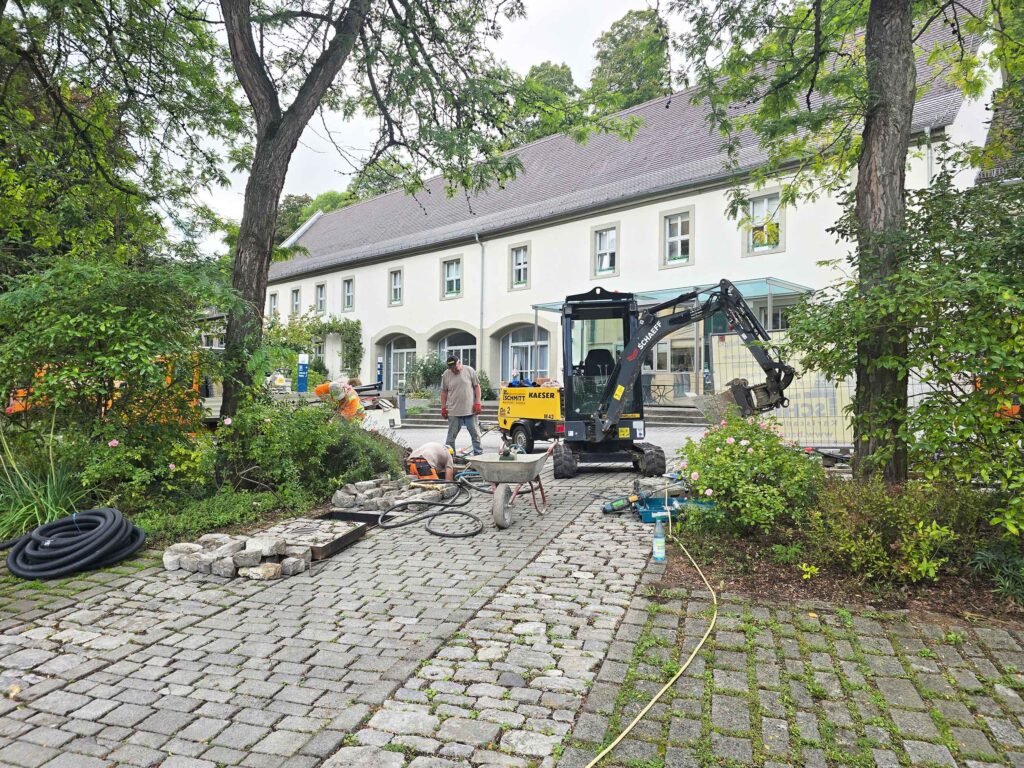 Bauarbeiten für neue Fahrradständer im Kloster Oberzell