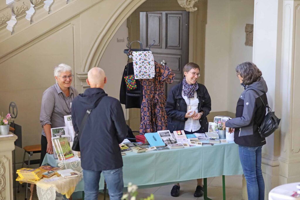 Schwestern informieren Besucherinnen im Treppenhaus des Mutterhauses.