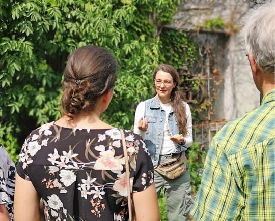 Katharina Mantel erklärt etwas bei einer Kräutergartenführung im Kloster Oberzell.