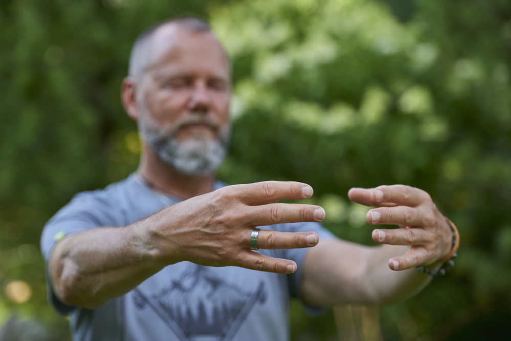 Gigong Trainer Gerhard Wolf bei der bekannten Qigong-Übung Zhan Zhuang „Stehen wie ein Baum“, die Bildrechte liegen bei GO2FIND.