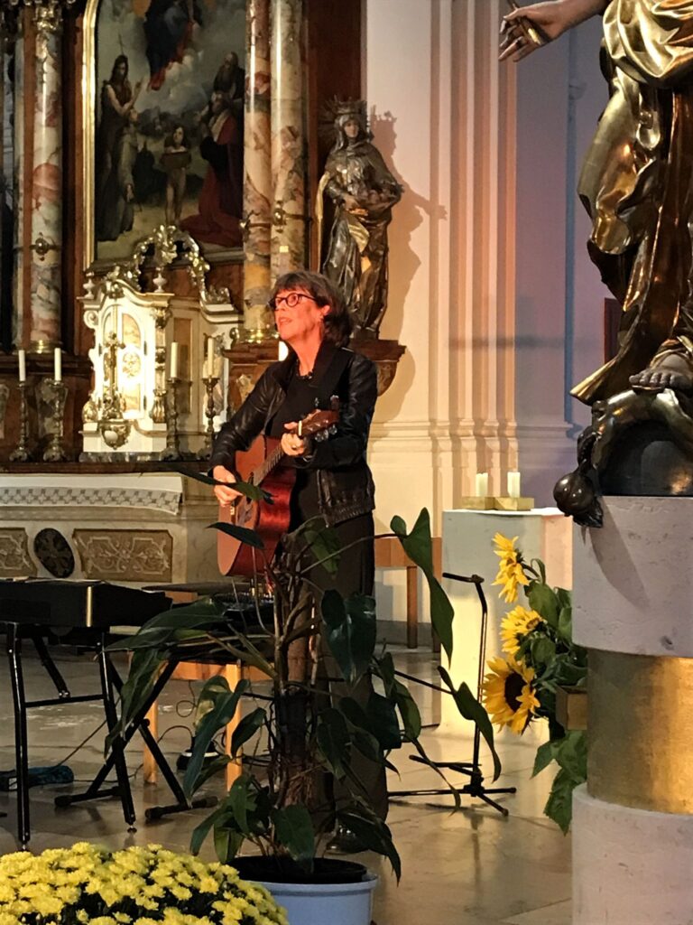 Liedermacherin Stefanie Schwab in der Klosterkirche Oberzell