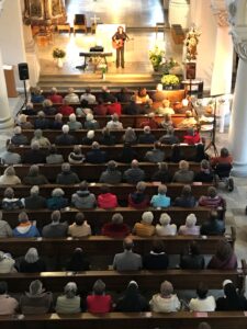 Klosterkirche Oberzell fast voll besetzt beim Konzert mit Liedermacherin Stefanie Schwab