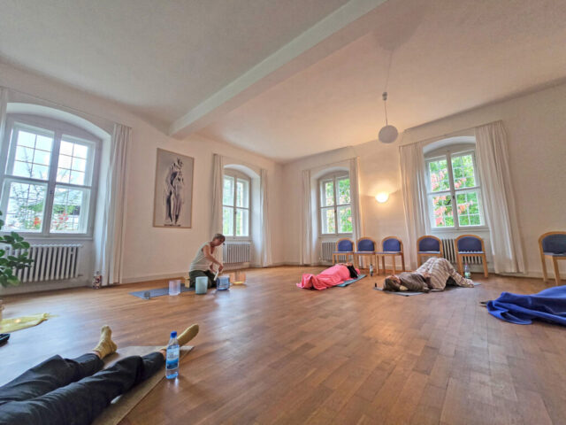 Klangmeditation mit Kristallschalen bringt Entspannung für Mitarbeitende und Schwestern im Kloster Oberzell.
