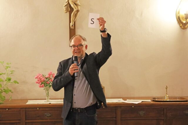 Ein Buchstabe wird vorgegeben: Ein Ernährungsspiel brachte Dynamik und Spass am Gesundheitstag im Kloster Oberzell.