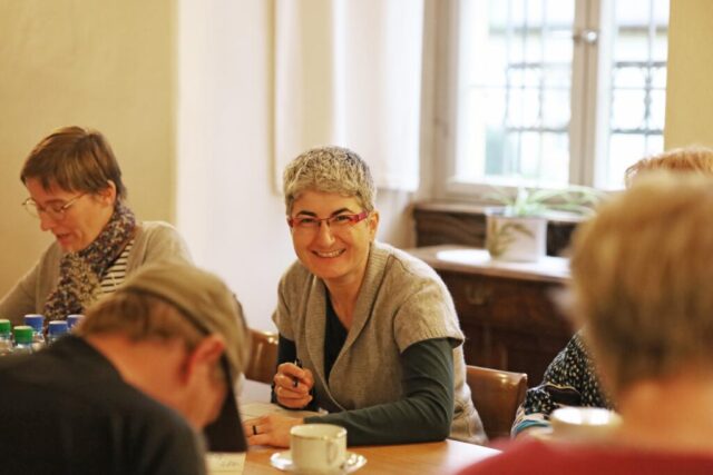 Der Gesundheitstag im Kloster Oberzell soll die Gesundheit und den Teamgeist fördern, eine Schwester lacht.