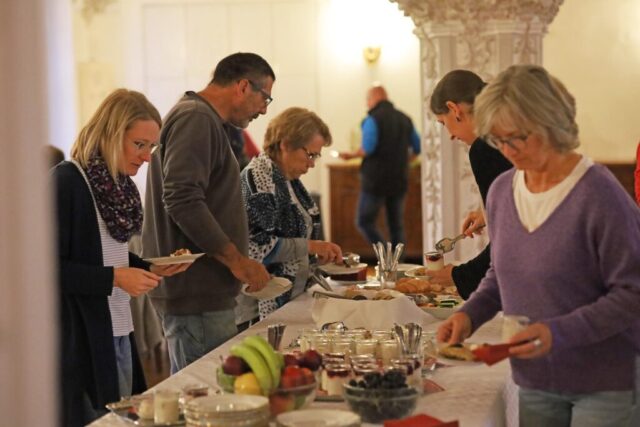 Ein gesundes Frühstück in Buffetform mit Obst, Jogurt, Rohkost war der Start des Gesundheitstags im Kloster Oberzell.