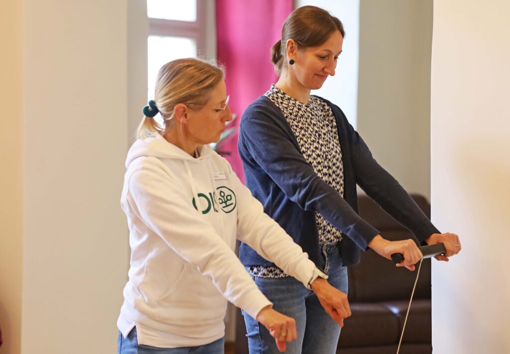 Bei der Ernährungsberatung im Rahmen des Gesundheitstags im Kloster Oberzell zeigte eine Fachfrau, wie man eine Körperanalyse durchführt.