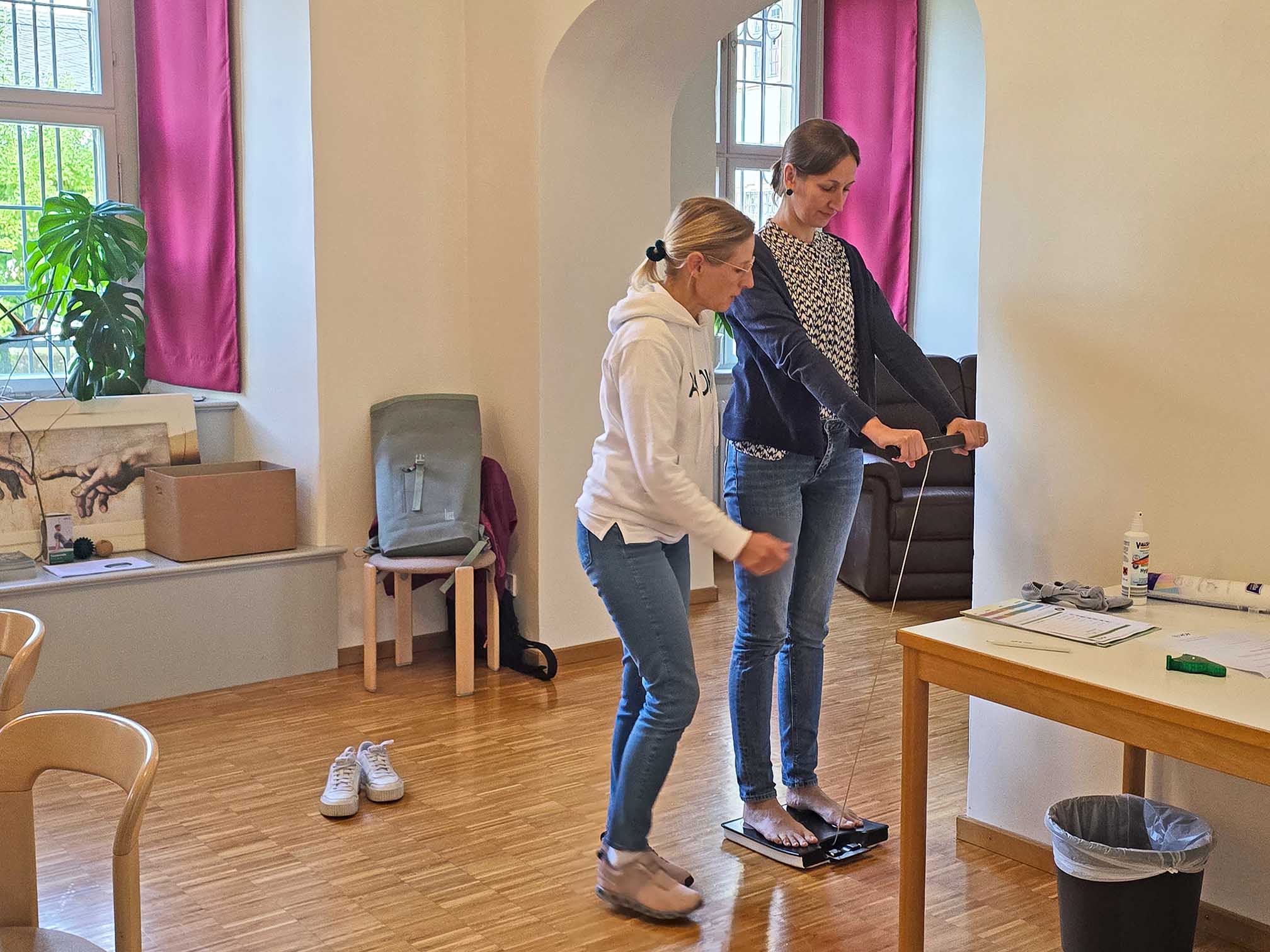 Beim Gesundheitstag im Kloster Oberzell wurden Körperanalysen angeboten und damit eine Ernährungsberatung durchgeführt.