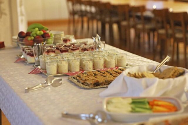Ein gesundes Frühstück mit Obst, Jogurt, Rohkost war der Start des Gesundheitstags im Kloster Oberzell.