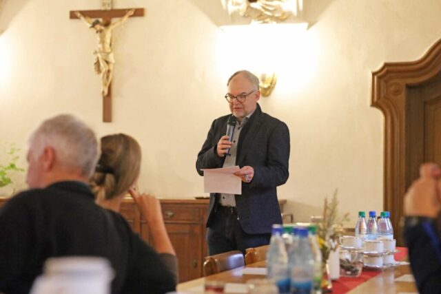 Matthias Hart begrüßt die Mitarbeitenden im Refektorium zum Gesundheitstag.