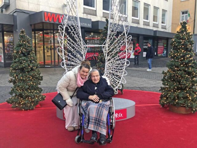 Sr.Reinulfa mit Begleitung vor den Engelsflügeln