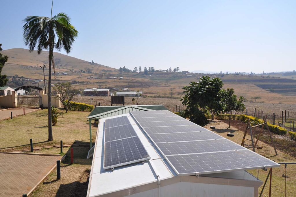 Solarpanels auf dem Dach des Kinderheims St. Joseph