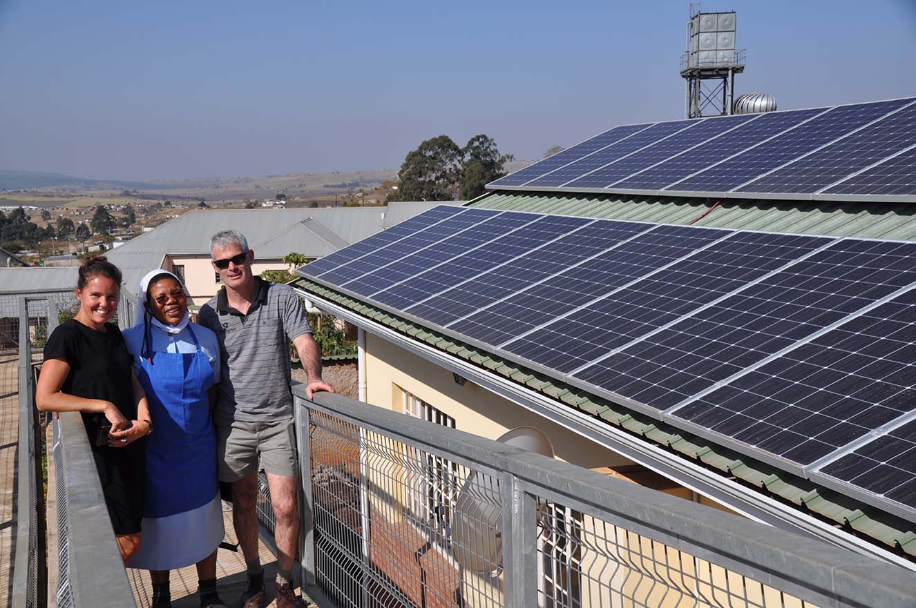 Team neben den Solarpanels