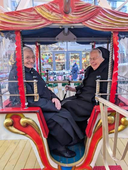 Schwestern in der Weihnachtsmarkt-Gondel