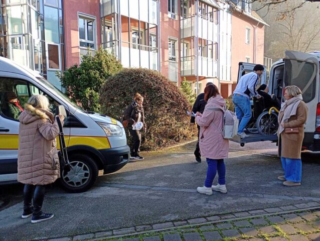 Busse des ASB, der die Antoniushaus-Bewohnerinnen transportiert