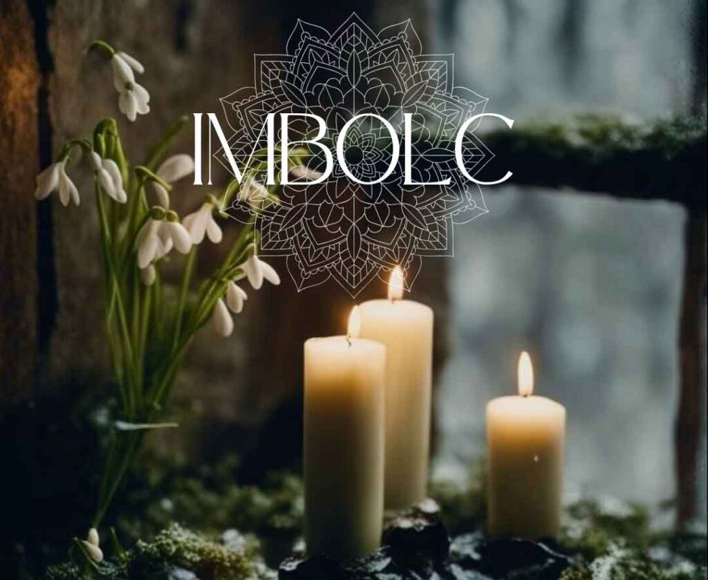 Drei leuchtende Kerzen neben Schneeglocken.