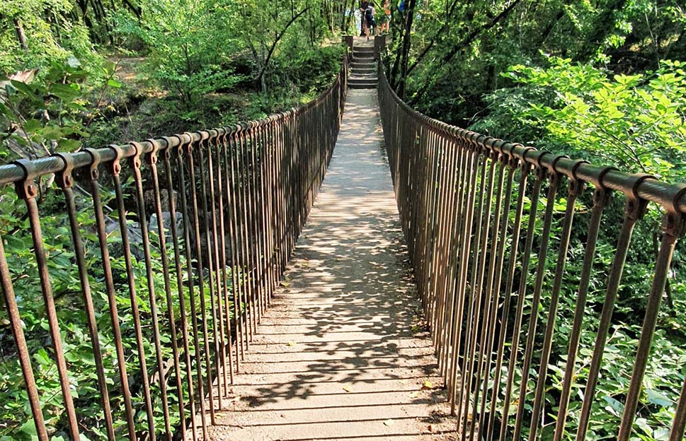 Hängebrücke als Symbol für Lebenswege.