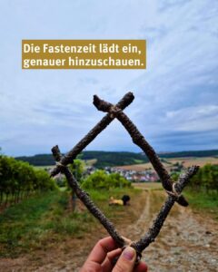 Ein Blick auf die Natur durch einen Rahmen aus vier kleinen Ästen.