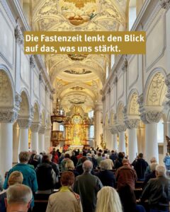 Blick von hinten in die voll besetzte Klosterkirche.