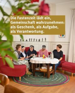 Schwestern auf einem Sofa im Wohnzimmer. Sie unterhalten sich und lachen fröhlich.