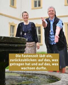 Schwester Juliana und Schwester Margot am Brunnen im Klosterinnenhof.