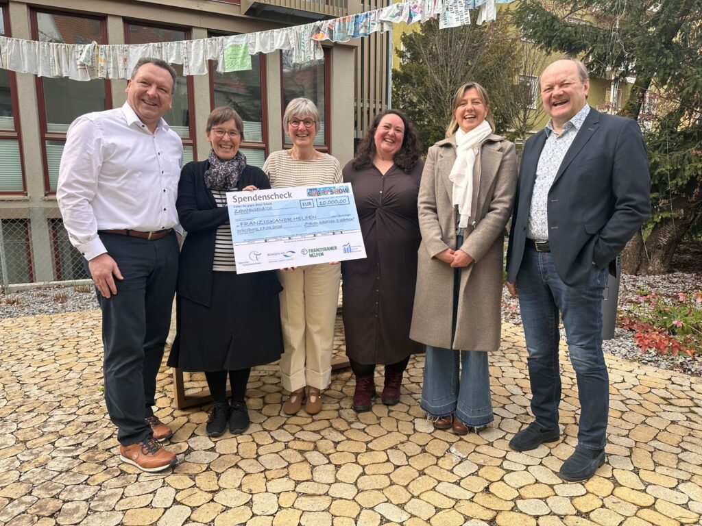 Spendenübergabe mit (von links) Thomas Strelow, Börse Düsseldorf; Sr. Juliana Seelmann, Generaloberin der Oberzeller Franziskanerinnen; Ute Berger, Leitung Fachbereich Frauen; Tanja Joa, Stellvertretung Fachbereich Frauen; Justine Taranow, Projektkoordinatorin Franziskaner Helfen; Christoph Geyer, Technischer Analyst